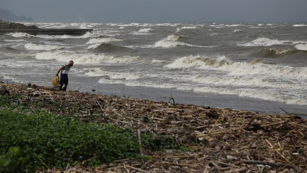 A man walks along the shore as strong waves from Typhoon Hagupit hit Atimonan, Quezon province, eastern Philippines on Saturday, Dec. 6, 2014 - Sputnik International
