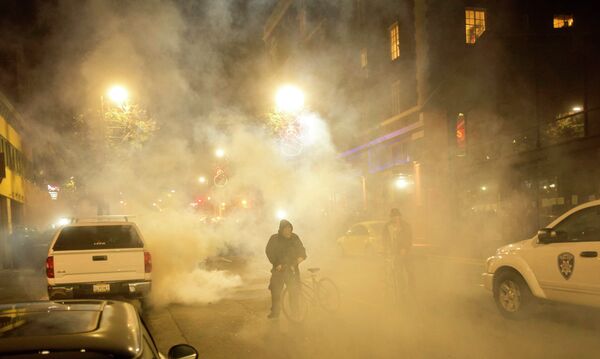 Berkeley Protest Against Police Brutality Met With Tear Gas, Rubber Bullets Berkeley Protest Against Police Brutality Met With Tear Gas, Rubber Bullets - Sputnik International