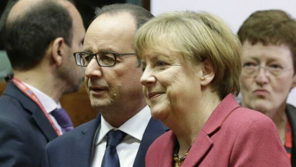 French President Francois Hollande, second left, speaks with German Chancellor Angela Merkel - Sputnik International
