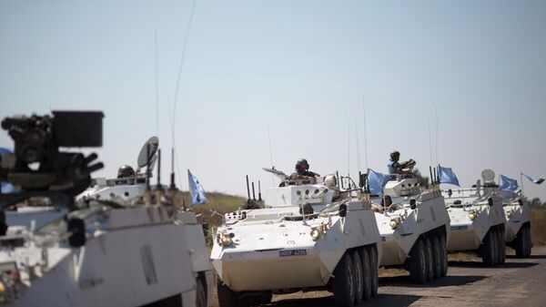 Armored vehicles from the U.N. peacekeepers of the United Nations Disengagement Observer Force, also known as UNDOF wait to cross from the Israeli controlled Golan Heights to Syria - Sputnik International