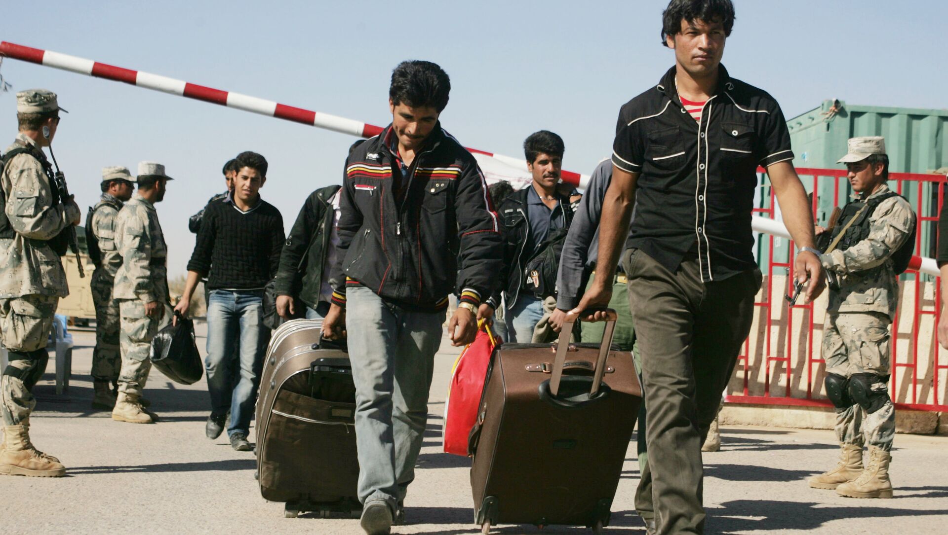 Иностранные граждане составляют 3 4. Афганские беженцы в Таджикистане. Мигранты из Афганистана. Афганский мигранты в Таджикистане.