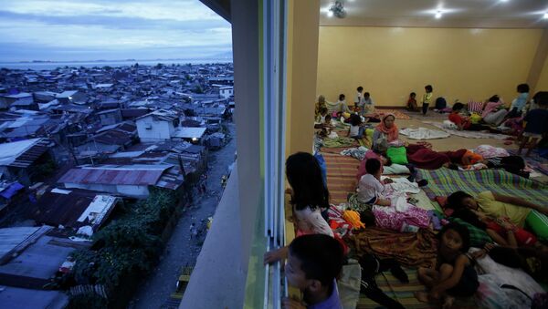 Children look out of a window at an evacuation centre for the coastal community, to shelter from typhoon Hagupit, near Manila, December 8, 2014 - Sputnik International