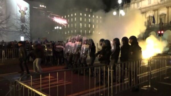 Protestors, Police Clash at Milan Anti-Austerity March - Sputnik International