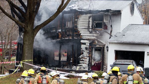 Firefighters stand outside a house in Gaithersbug, Md., Monday, Dec. 8, 2014, where a small plane crashed - Sputnik International