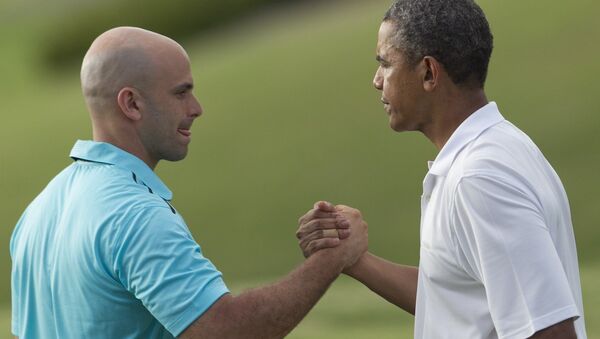 President Barack Obama shakes hands with playing partner Sam Kass after finishing a round of golf at the Mid Pacific Country Club - Sputnik International