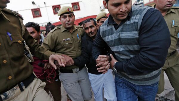 Policemen escort driver Shiv Kumar Yadav (3rd R in black jacket) who is accused of a rape outside a court in New Delhi December 8, 2014 - Sputnik International