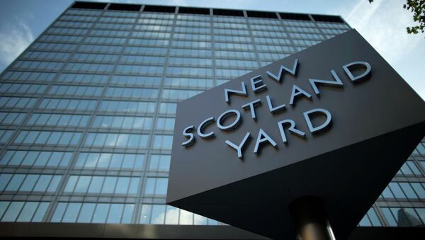 A sign rotates outside New Scotland Yard - Sputnik International