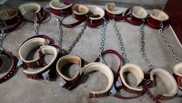 In this photo, reviewed by the US Military, aleg shackles pictured on the floor at Camp 6 detention center, at the US Naval Base, in Guantanamo Bay, Cuba - Sputnik International