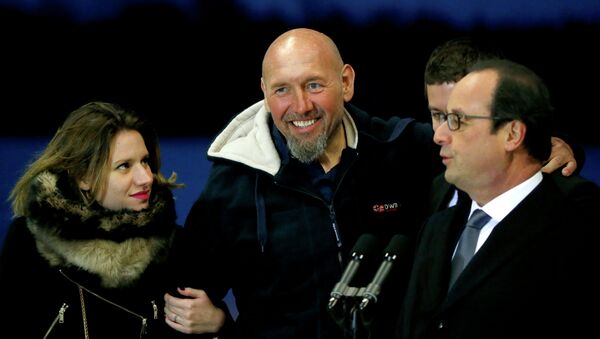 France's Serge Lazarevic and his daughter Diane listen to French President Francois Hollande, right, after he arrived at Villacoublay's military airport, west of Paris - Sputnik International