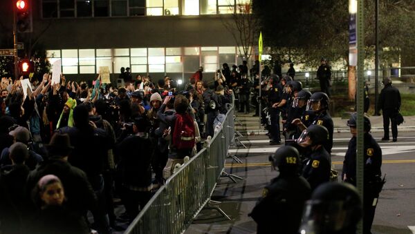 Protesters chant in front of a police line outside Berkley Police Department headquarters during a march against the New York City grand jury decision to not indict in the death of Eric Garner in Berkeley - Sputnik International