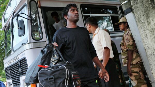 A deported Sri Lankan disembarks from a bus outside a court in Negombo, Sri Lanka - Sputnik International