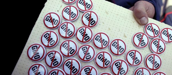 A street vendor sales badges against GMO - Sputnik International