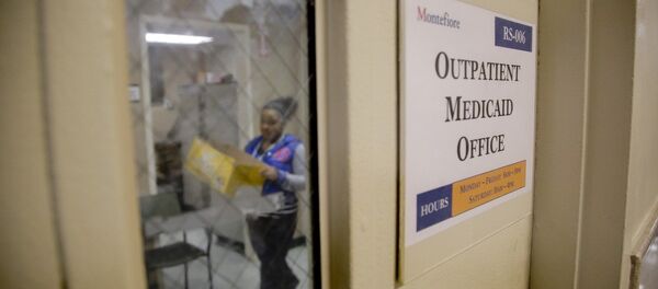 A Medicaid office employee works on reports at Montefiore Medical Center - Sputnik International