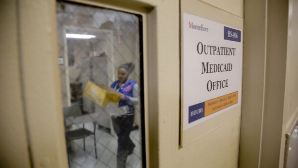A Medicaid office employee works on reports at Montefiore Medical Center - Sputnik International