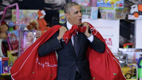 U.S. President Barack Obama with gifts by Christmas for children of military-infantrymen - Sputnik International