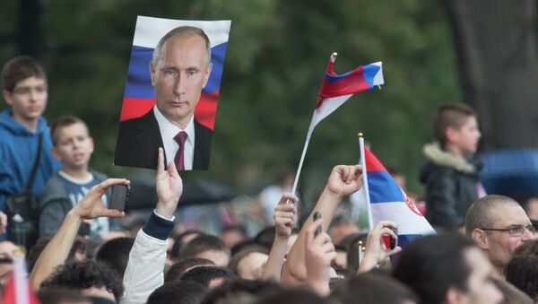 Residents of Belgrade with pictures of Vladimir Putin and Russian flags during Russian president's visit to Serbia on October 16, 2014. - Sputnik International