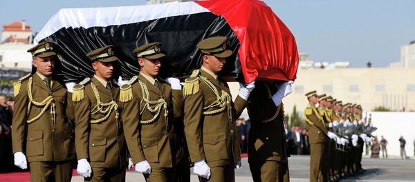 Palestinian honor guards carry the coffin of Palestinian minister Ziad Abu Ein during his funeral in the West Bank city of Ramallah December 11, 2014. - Sputnik International