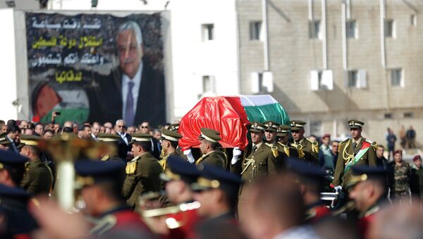 Palestinian honor guards carry a coffin containing the body of Palestinian minister Ziad Abu Ein during his funeral in the West Bank city of Ramallah December 11, 2014 - Sputnik International