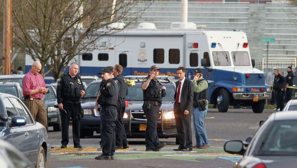 Police investigate outside the Rosemary Anderson High School in Portland, Oregon December 12 following a shooting outside the school which injured four students - Sputnik International