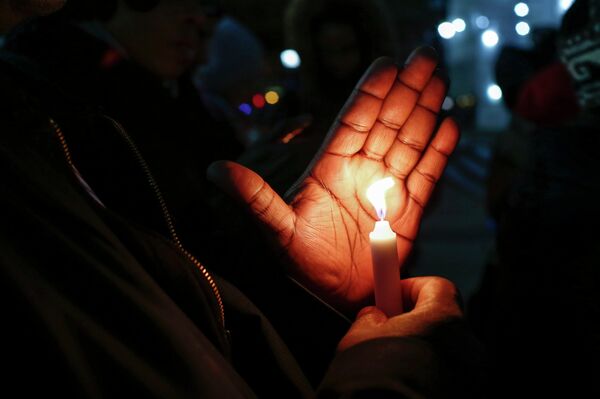 People hold candles while they take part in a rally to call for action in response to police violence, at the steps of City Hall in New York, December 12, 2014 People hold candles while they take part in a rally to call for action in response to police violence, at the steps of City Hall in New York, December 12, 2014 - Sputnik International