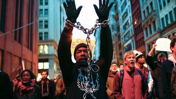 A man with a chain on his body takes part in a march against police violence, in New York December 13, 2014 - Sputnik International
