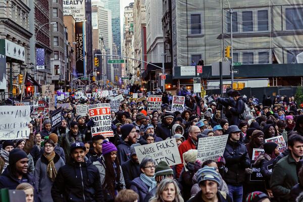 People march against police violence in Midtown Manhattan, New York December 13, 2014 People march against police violence in Midtown Manhattan, New York December 13, 2014 - Sputnik International