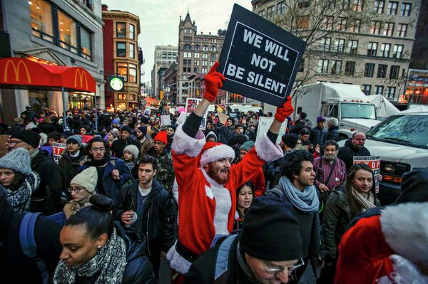A man dressed as Santa Claus joins protesters in a march against police violence, in Midtown Manhattan, New York December 13, 2014 A man dressed as Santa Claus joins protesters in a march against police violence, in Midtown Manhattan, New York December 13, 2014 - Sputnik International
