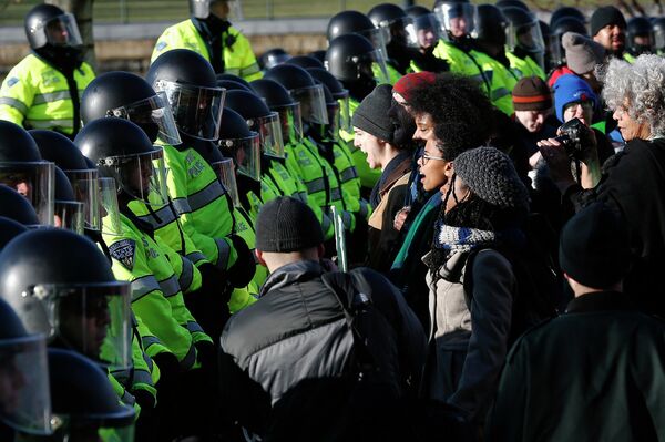Demonstrators face a line of police officers during a demonstration against recent grand jury decisions not to indict police officers in the deaths of Michael Brown and Eric Garner, in Boston, Massachusetts December 13, 2014 Demonstrators face a line of police officers during a demonstration against recent grand jury decisions not to indict police officers in the deaths of Michael Brown and Eric Garner, in Boston, Massachusetts December 13, 2014 - Sputnik International