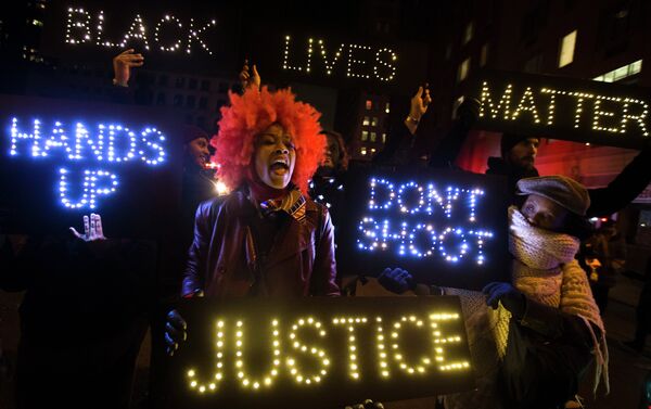 A demonstrator chants during a rally in downtown Manhattan in New York, Saturday, Dec. 13, 2014, during the Justice for All rally and march - Sputnik International