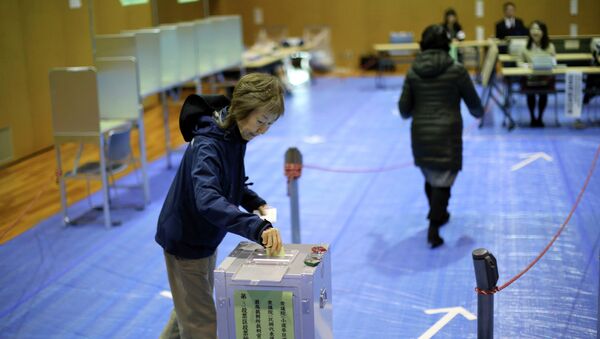 A woman casts her vote in Japan's parliamentary elections at a polling station in Tokyo - Sputnik International