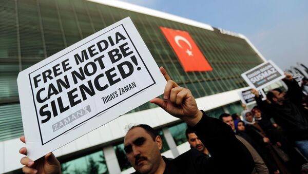 Zaman media group employees hold banners outside the headquarters of Zaman daily newspaper in Istanbul December 14, 2014 - Sputnik International