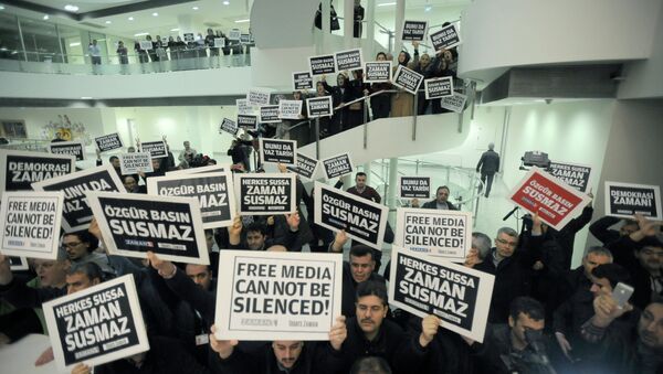 People gather in support inside the headquarters of Zaman newspaper in Istanbul, Turkey, Sunday, Dec. 14, 2014 - Sputnik International