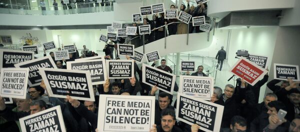 People gather in support inside the headquarters of Zaman newspaper in Istanbul, Turkey, Sunday, Dec. 14, 2014 People gather in support inside the headquarters of Zaman newspaper in Istanbul, Turkey, Sunday, Dec. 14, 2014 - Sputnik International