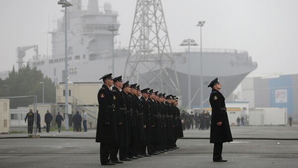 Russian sailors stand in formation in front of the Mistral-class helicopter carrier Vladivostok at the STX Les Chantiers de l'Atlantique shipyard site in Saint-Nazaire - Sputnik International
