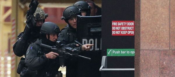 Armed police are seen outside the Lindt Cafe - Sputnik International