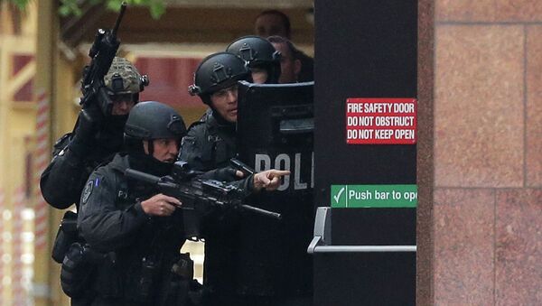 Armed police are seen outside the Lindt Cafe - Sputnik International