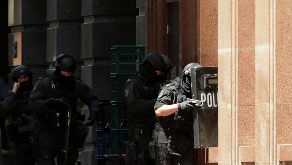 Armed policeman are seen outside Lindt Cafe - Sputnik International