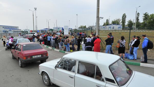 Ukrainian refugees line up to return to their homes in eastern Ukraine at the Russia-Ukraine border - Sputnik International