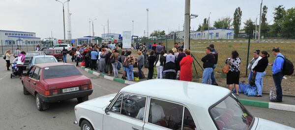 Ukrainian refugees line up to return to their homes in eastern Ukraine at the Russia-Ukraine border Ukrainian refugees line up to return to their homes in eastern Ukraine at the Russia-Ukraine border - Sputnik International