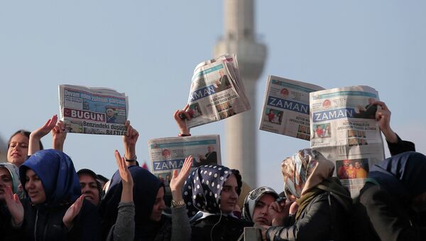 Women hold opposition newspapers as people gather outside the Justice Palace in Istanbul, Turkey, Sunday, Dec. 14, 2014 to protest against the latest detentions in Turkey - Sputnik International
