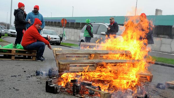 Workers and members of trade unions block a road leading to a Brussels airport - Sputnik International