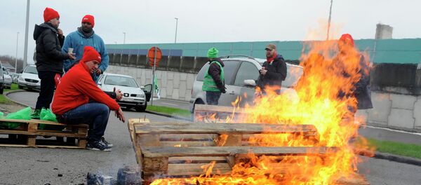 Workers and members of trade unions block a road leading to a Brussels airport - Sputnik International