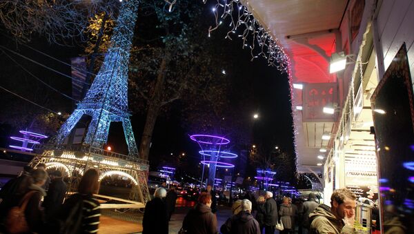 Tourists and Parisians wander on the Champs Elysees with the Christmas market set up for the Christmas period, in Paris - Sputnik International