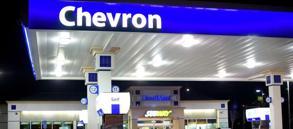 A night worker hauls garbage at Dixon Landing Chevron - Sputnik International