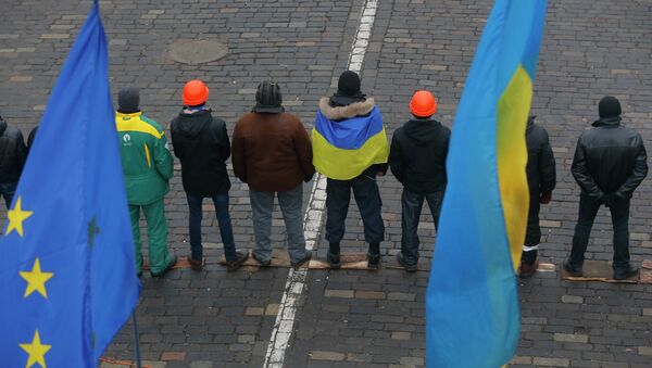 Pro-European Union activists stand guard at a barricades under EU, left, and Ukrainian national flags - Sputnik International