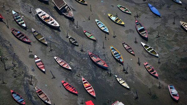 In this Nov. 19, 2013 file photo, small boats sit on the polluted shore of Guanabara Bay in the suburb of Sao Goncalo, across the bay from Rio de Janeiro, Brazil - Sputnik International