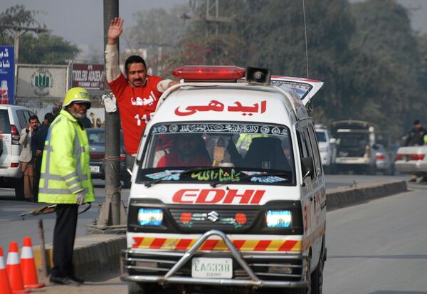A rescue worker waves to make way for an ambulance as it speeded away form a school that was attacked by Taliban gunmen in Peshawar December 16, 2014 A rescue worker waves to make way for an ambulance as it speeded away form a school that was attacked by Taliban gunmen in Peshawar December 16, 2014 - Sputnik International