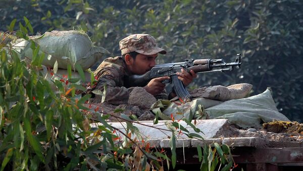 A Pakistani army soldier takes position on a bunker close to a school under attack by Taliban gunmen in Peshawar, Pakistan, Tuesday, Dec. 16, 2014 - Sputnik International