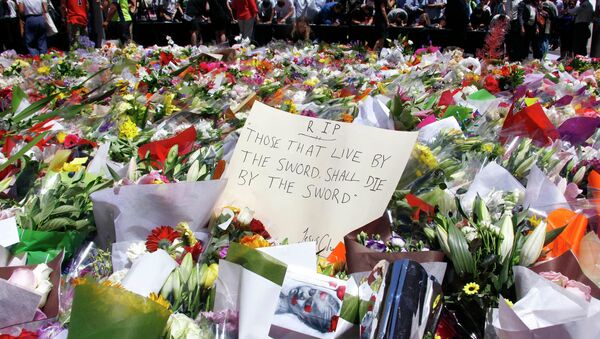People bear flowers in memory of the dead in cafe in Sydney, Australia - Sputnik International