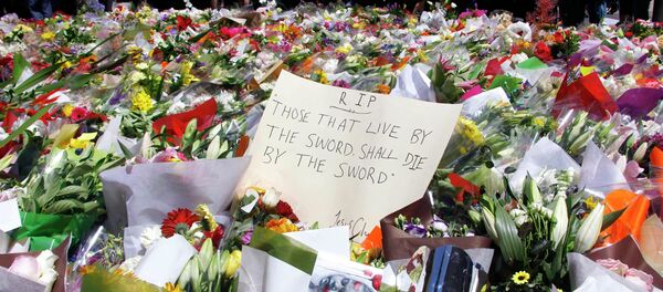 People bear flowers in memory of the dead in cafe in Sydney, Australia People bear flowers in memory of the dead in cafe in Sydney, Australia - Sputnik International